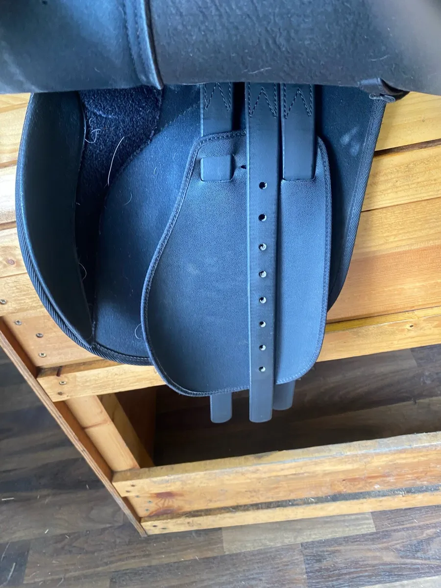 15” Wintec black adjustable saddle - Image 4