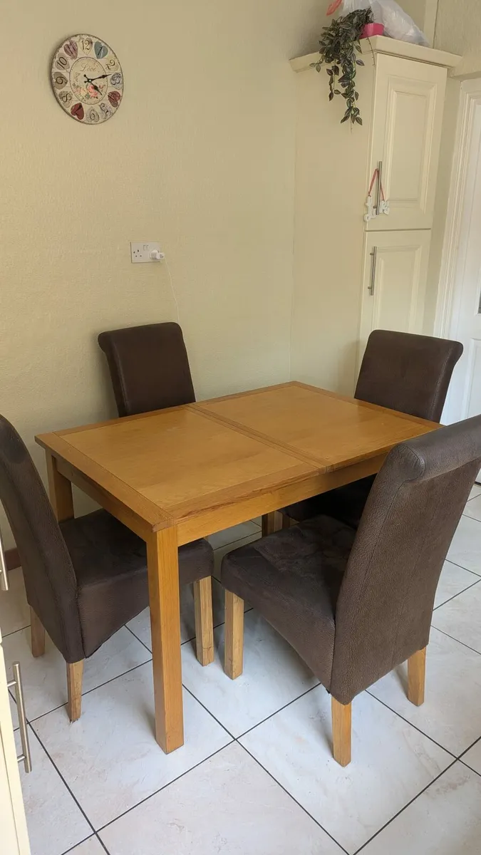 Expendable dining table & chairs - Image 1