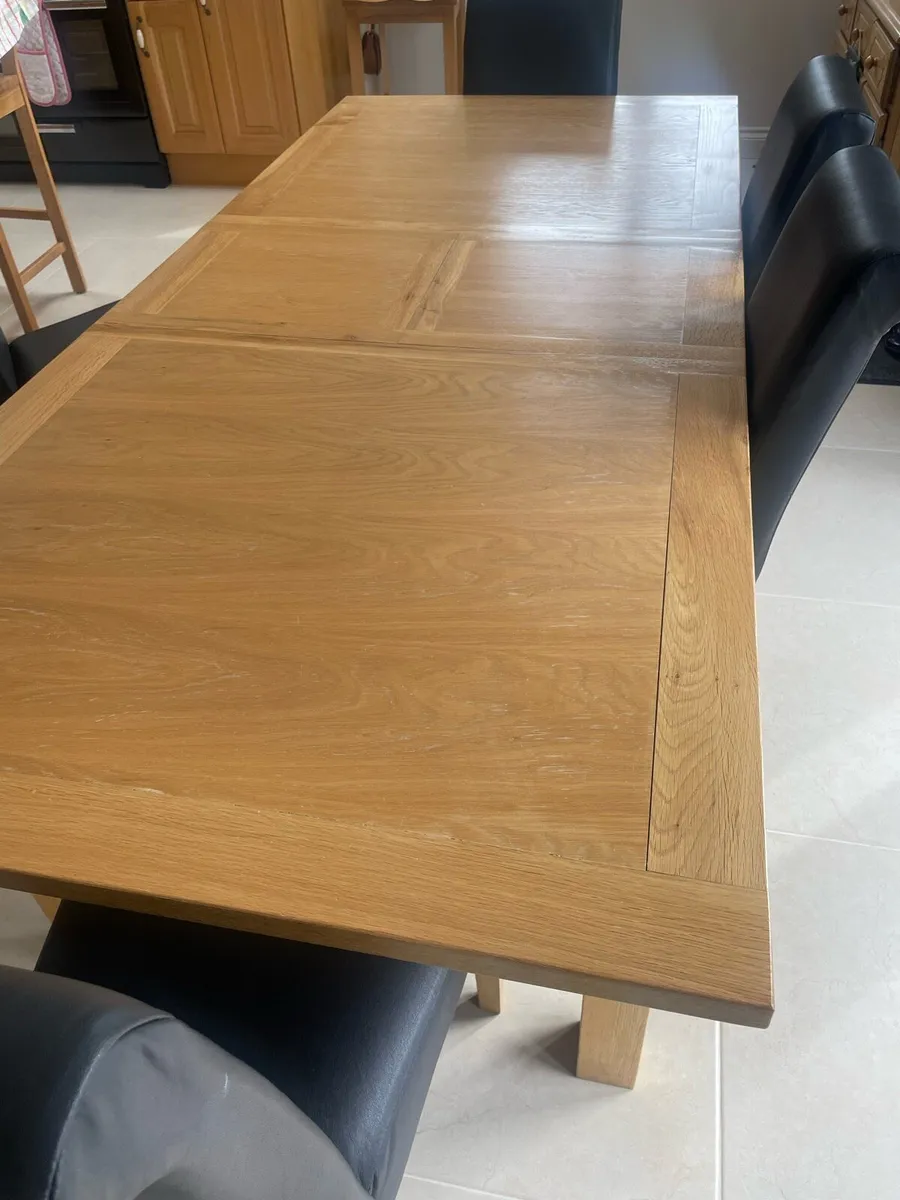 Solid oak table & 6 chairs - Image 1