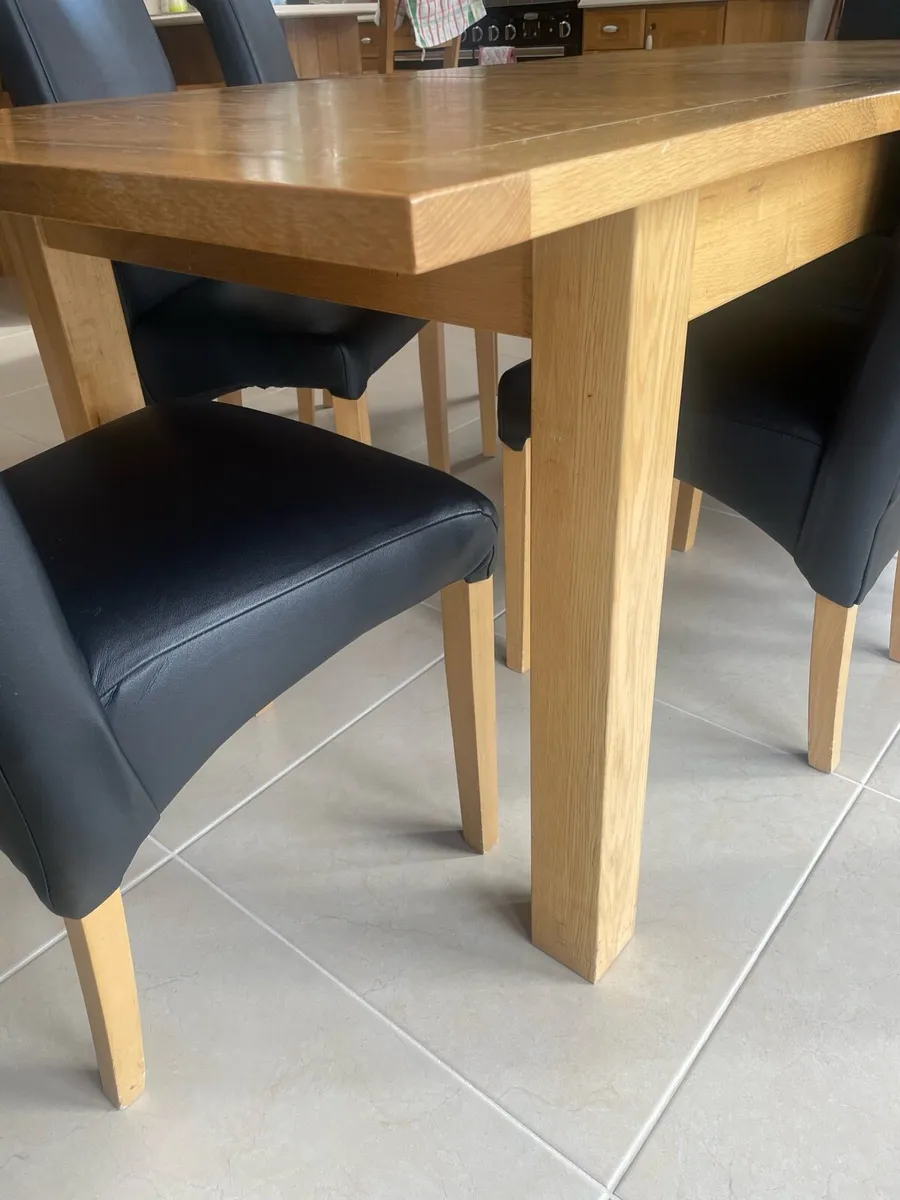 Solid oak table & 6 chairs - Image 2