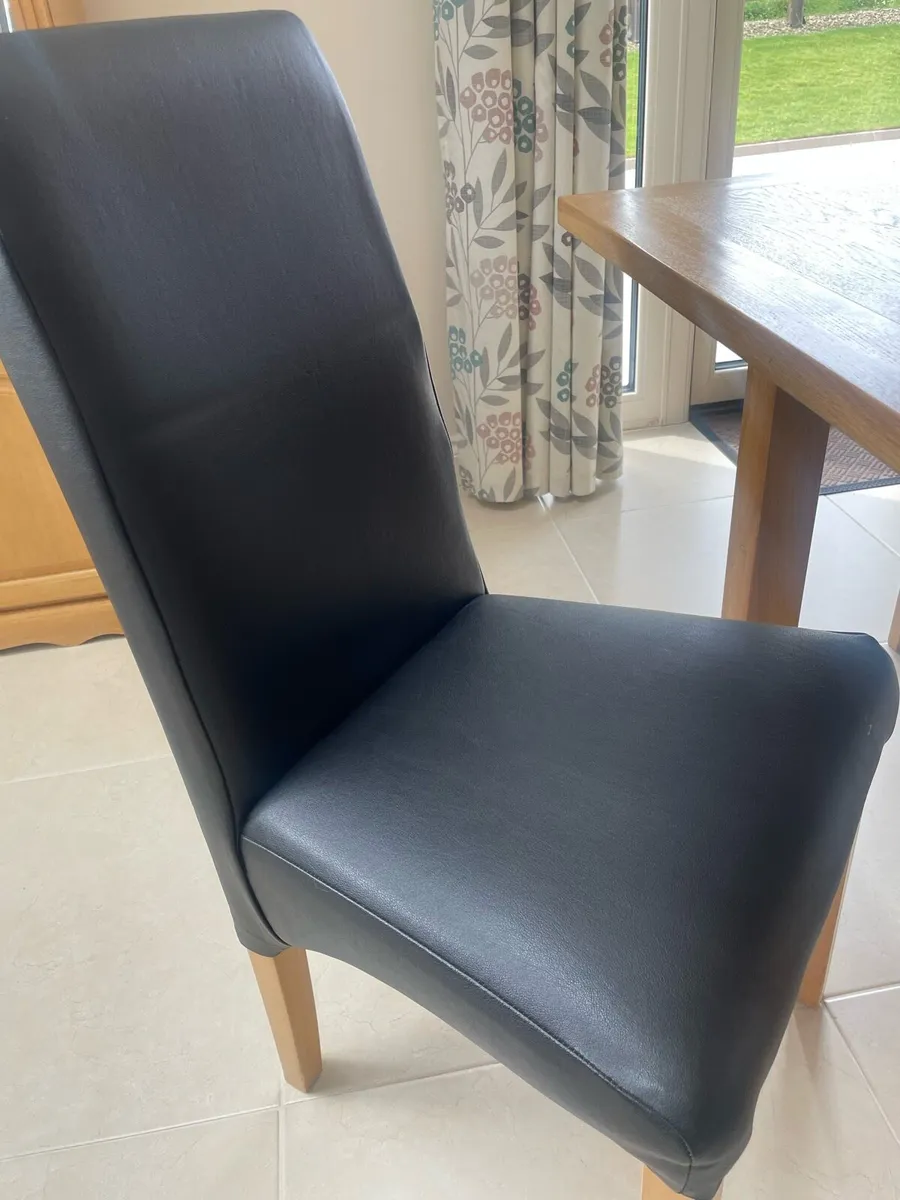 Solid oak table & 6 chairs - Image 3