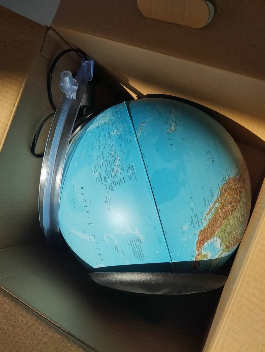 Illuminated Globe Big and lightning - Image 2