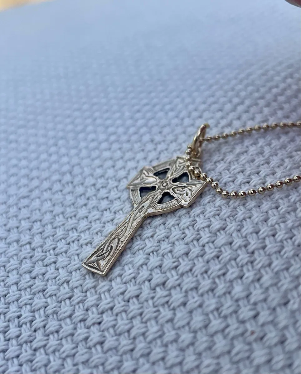 9ct Celtic Gold Cross and Chain - Image 1