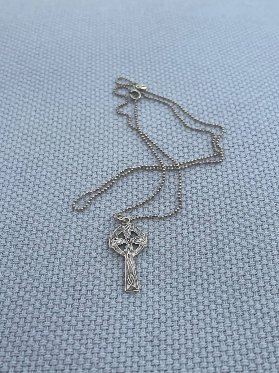 9ct Celtic Gold Cross and Chain - Image 3