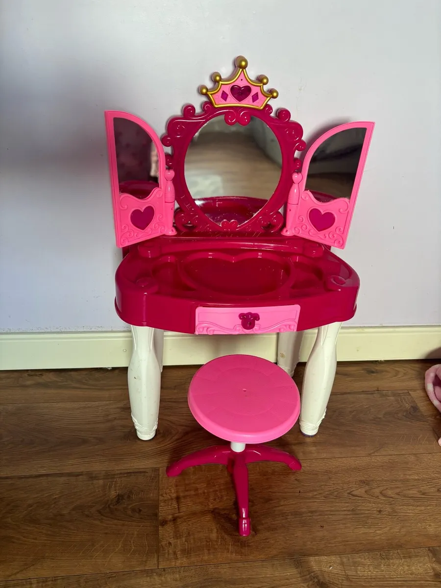 Kids dressing table