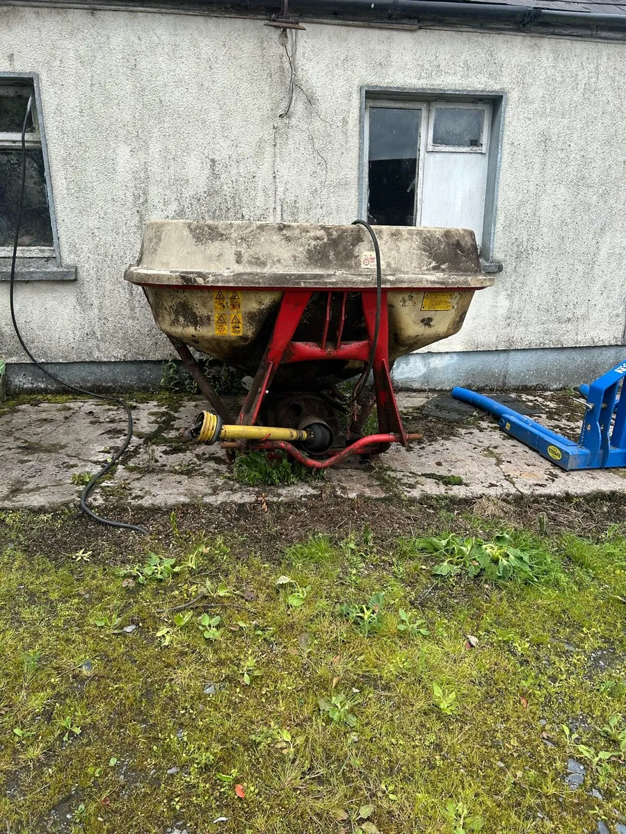 Fertiliser spreader - Image 1