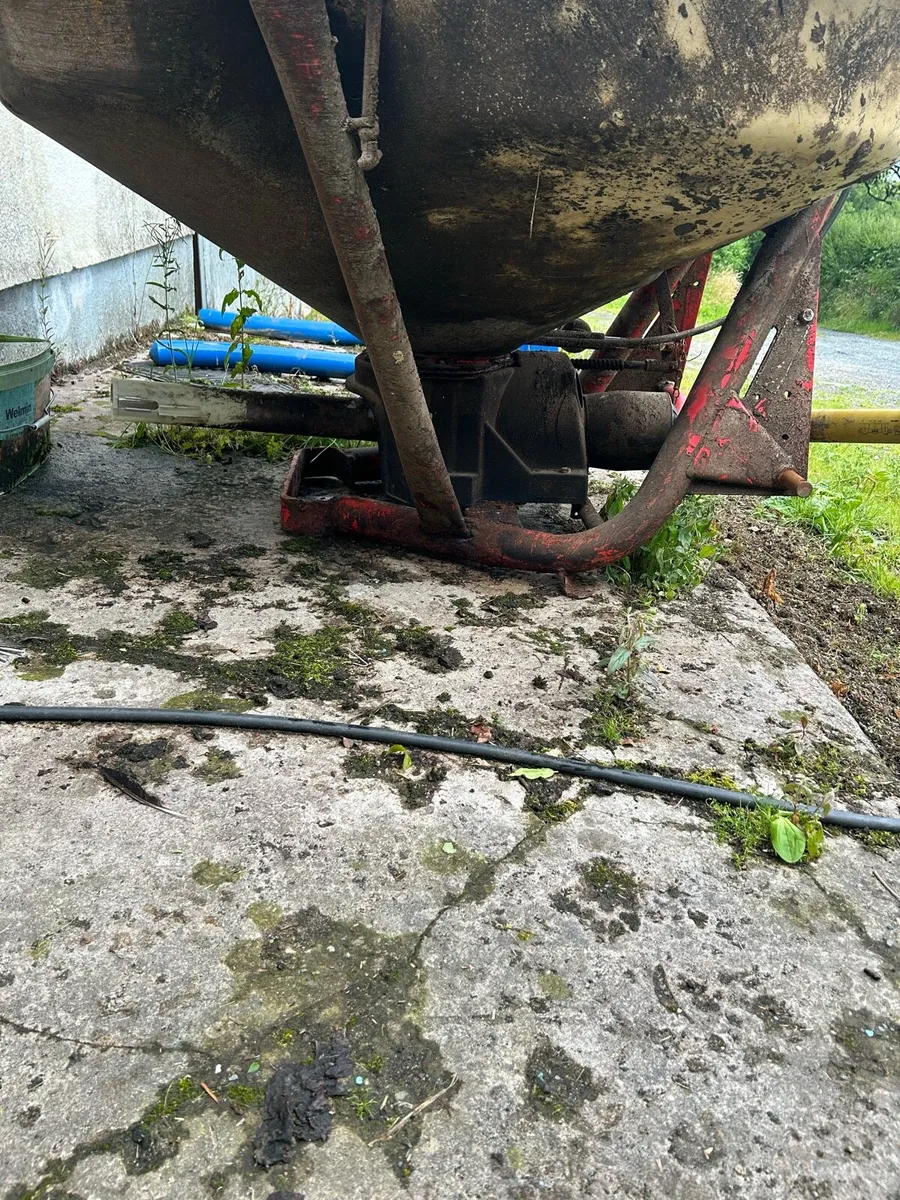 Fertiliser spreader - Image 2