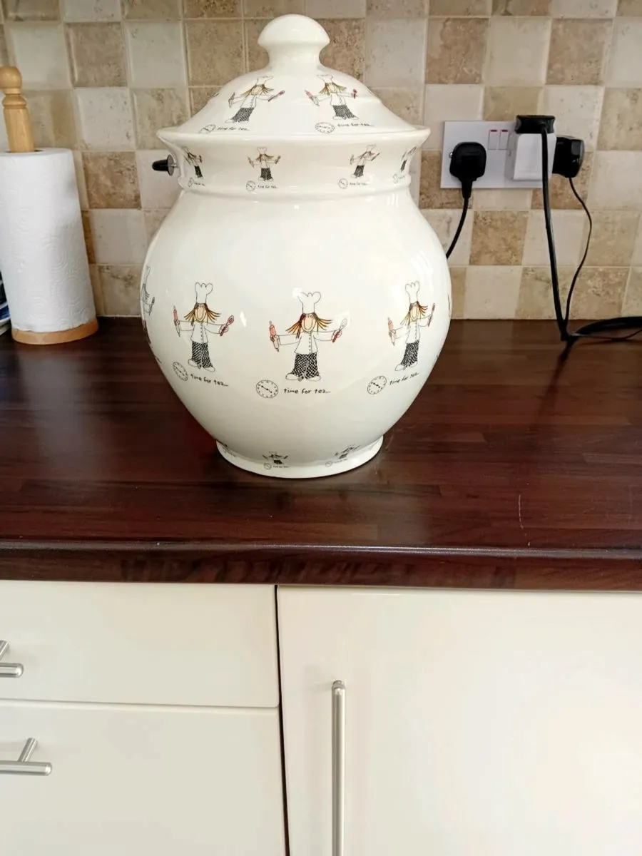 LARGE BISCUIT BARRELL WITH LID - Image 1
