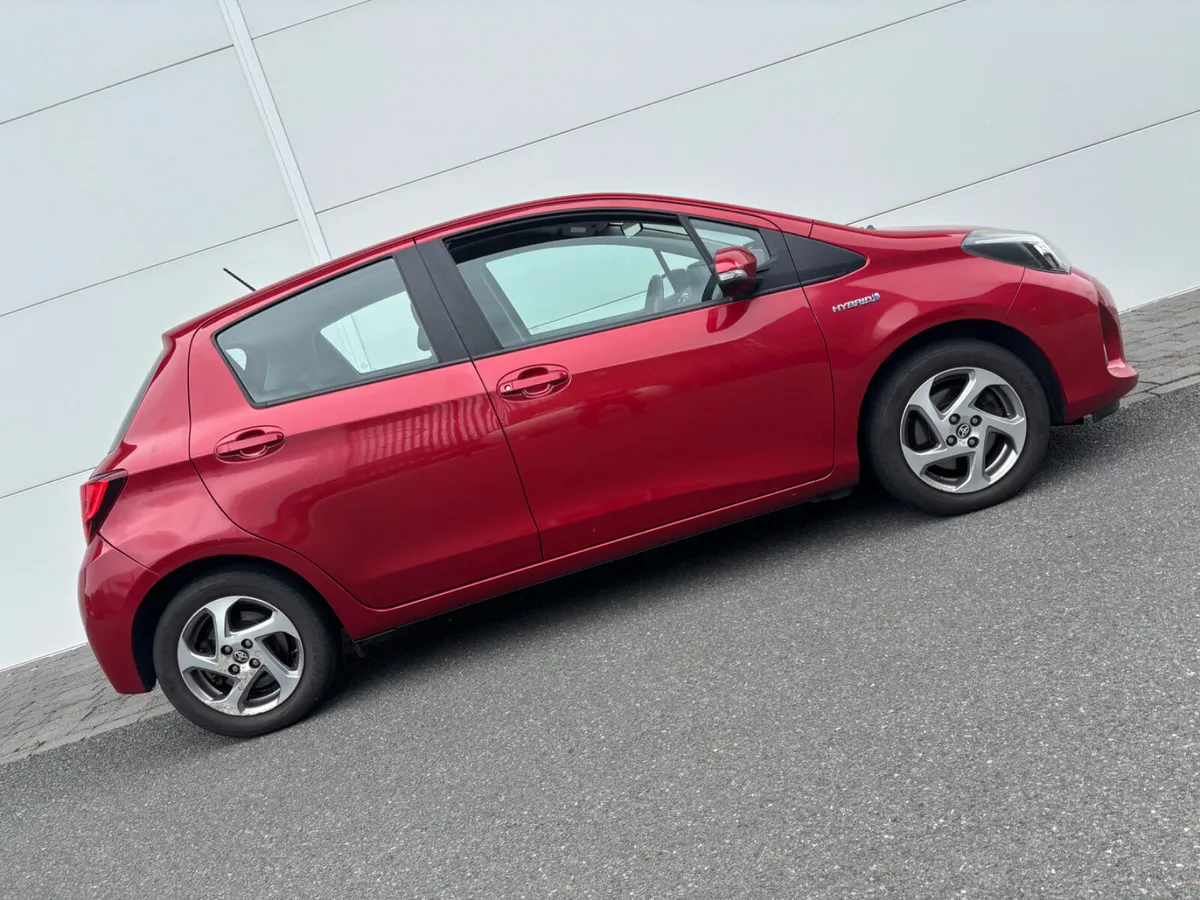 2016 TOYOTA YARIS LUXURY HYBRID FTSH - Image 3