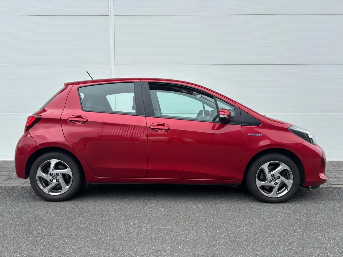2016 TOYOTA YARIS LUXURY HYBRID FTSH - Image 4