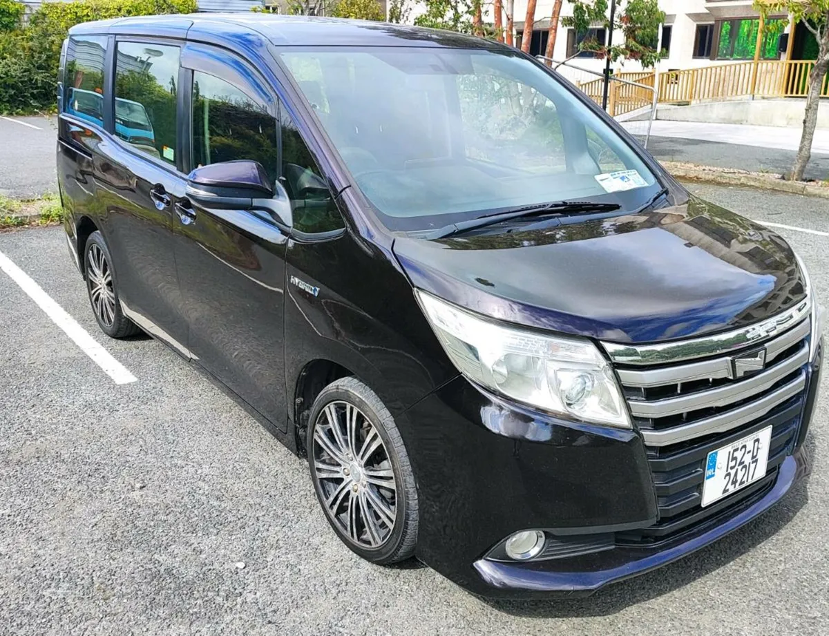 Voxy 1.8 Hybrid exclusive 8 seater - Image 1