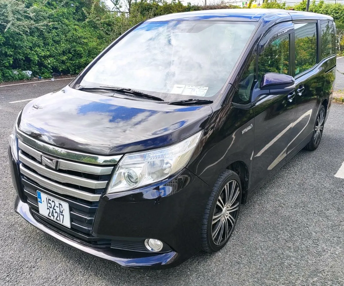 Voxy 1.8 Hybrid exclusive 8 seater - Image 2