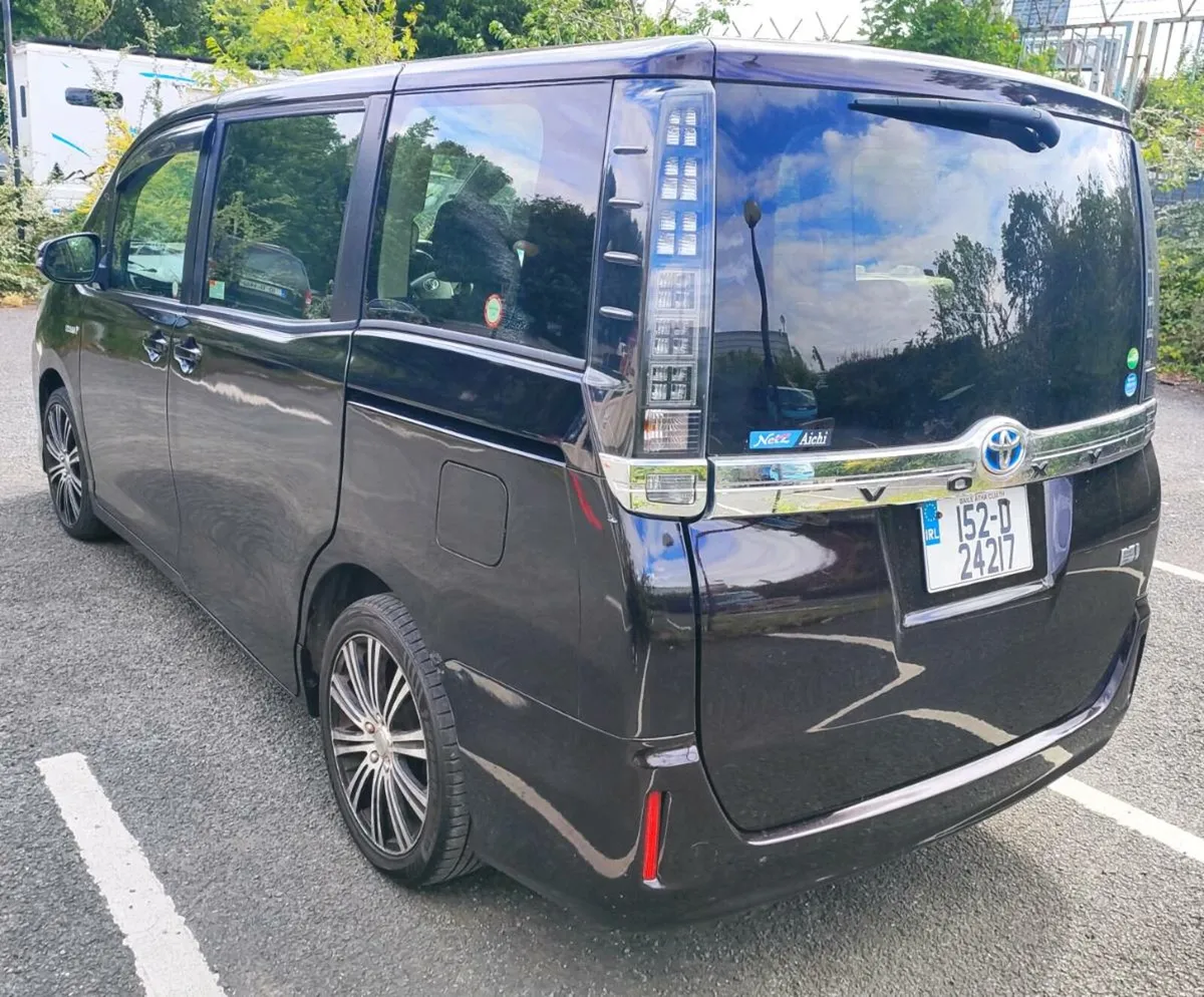 Voxy 1.8 Hybrid exclusive 8 seater - Image 3