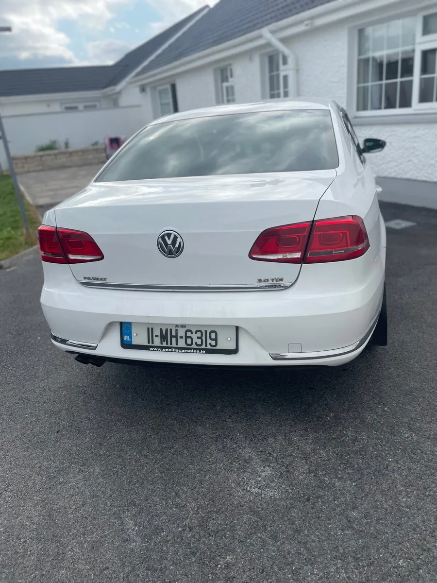 Volkswagen Passat 2011 - Image 2