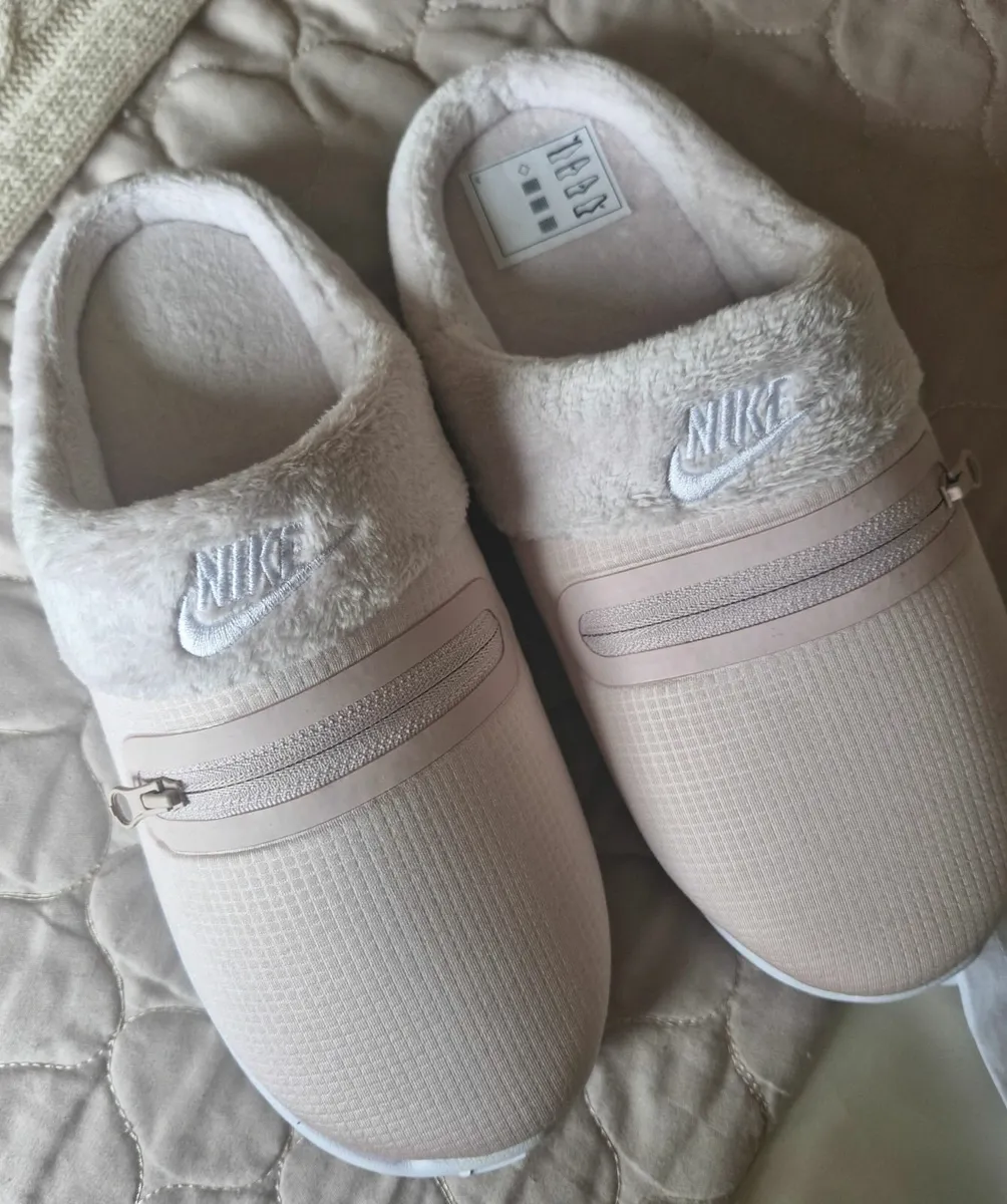 Nike Burrow Slippers - Image 1