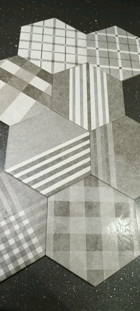 Hexagonal grey pattern tile - Image 2