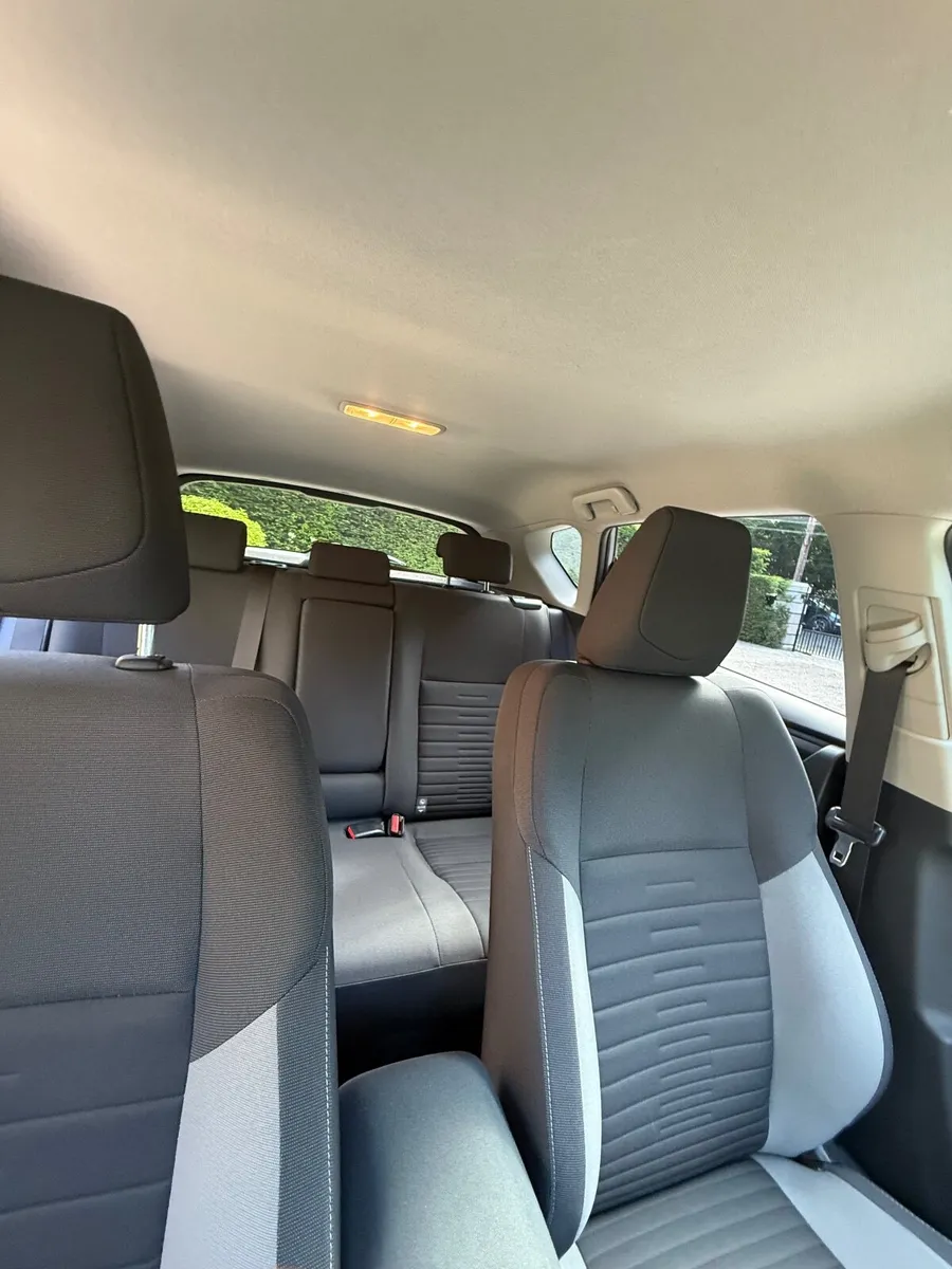 Toyota Auris 2015 - Image 2