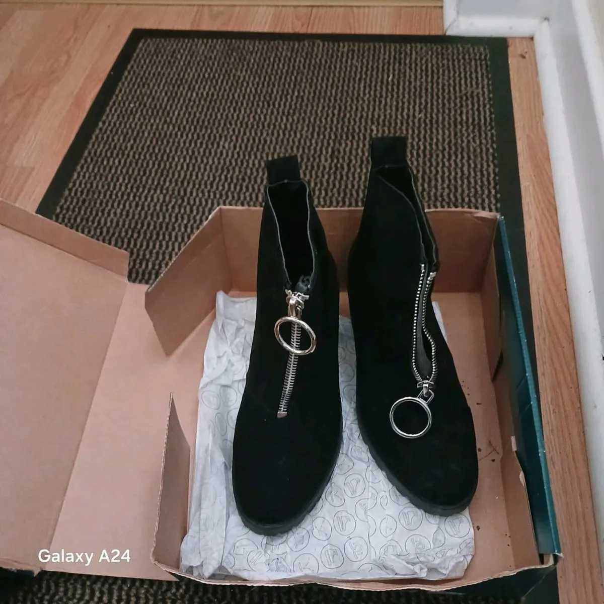 Ladies boots - Image 1