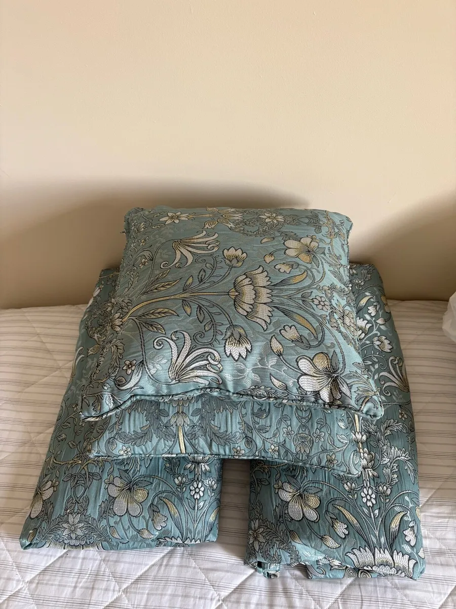 Tailored blackout curtains and matching cushions - Image 1