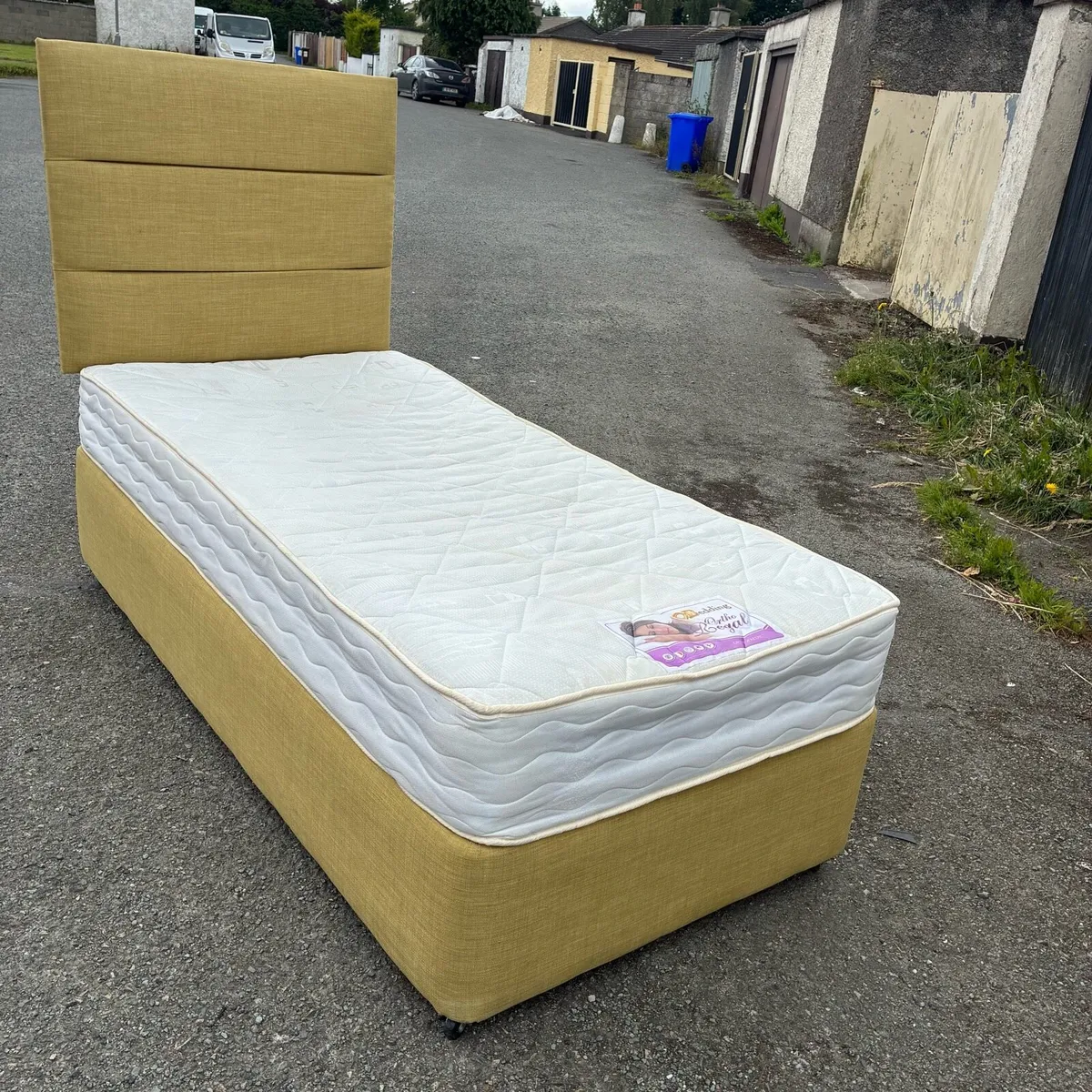 Single bed with mattress - Image 1