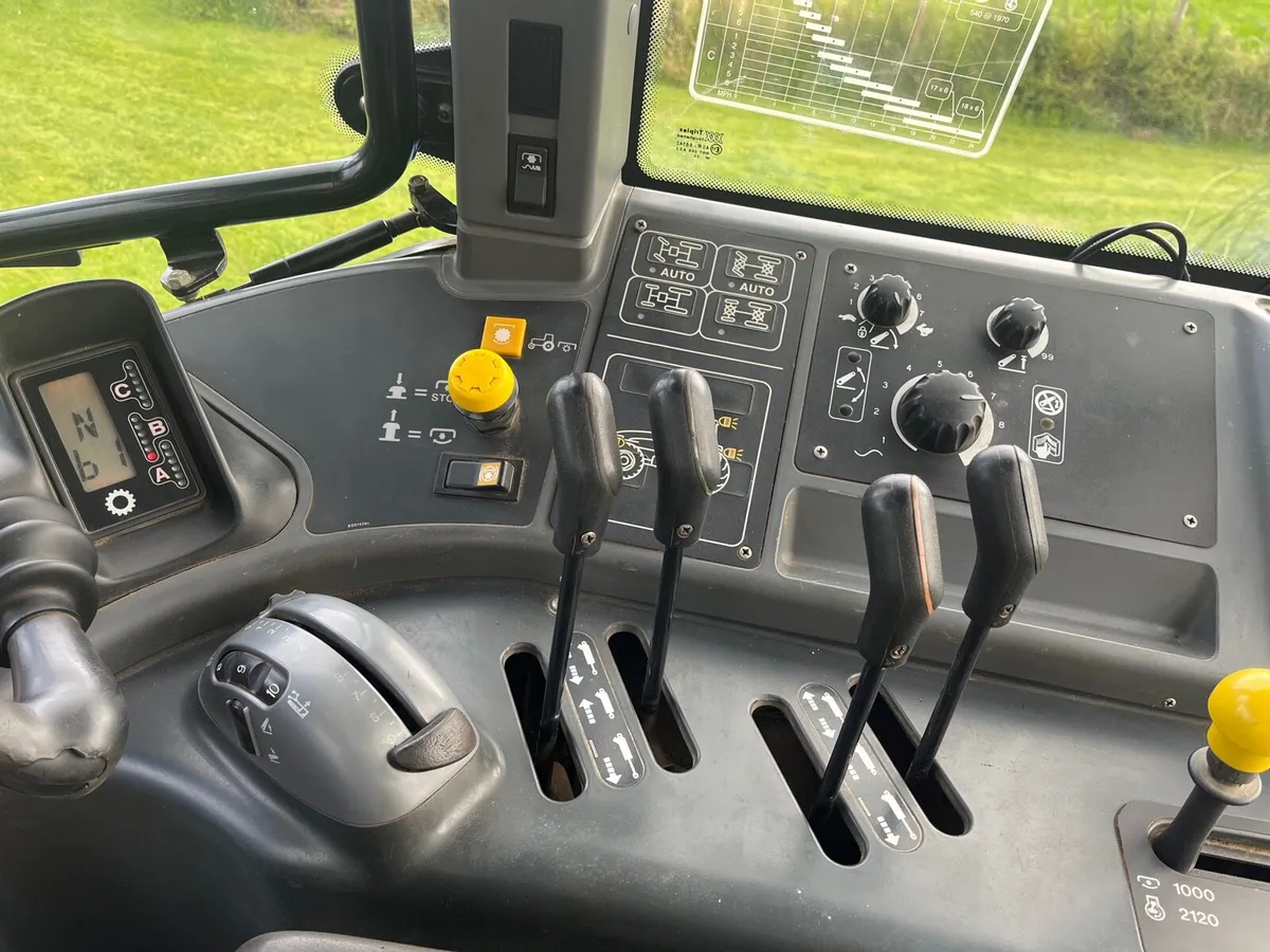 New Holland  TM 140 - Image 2