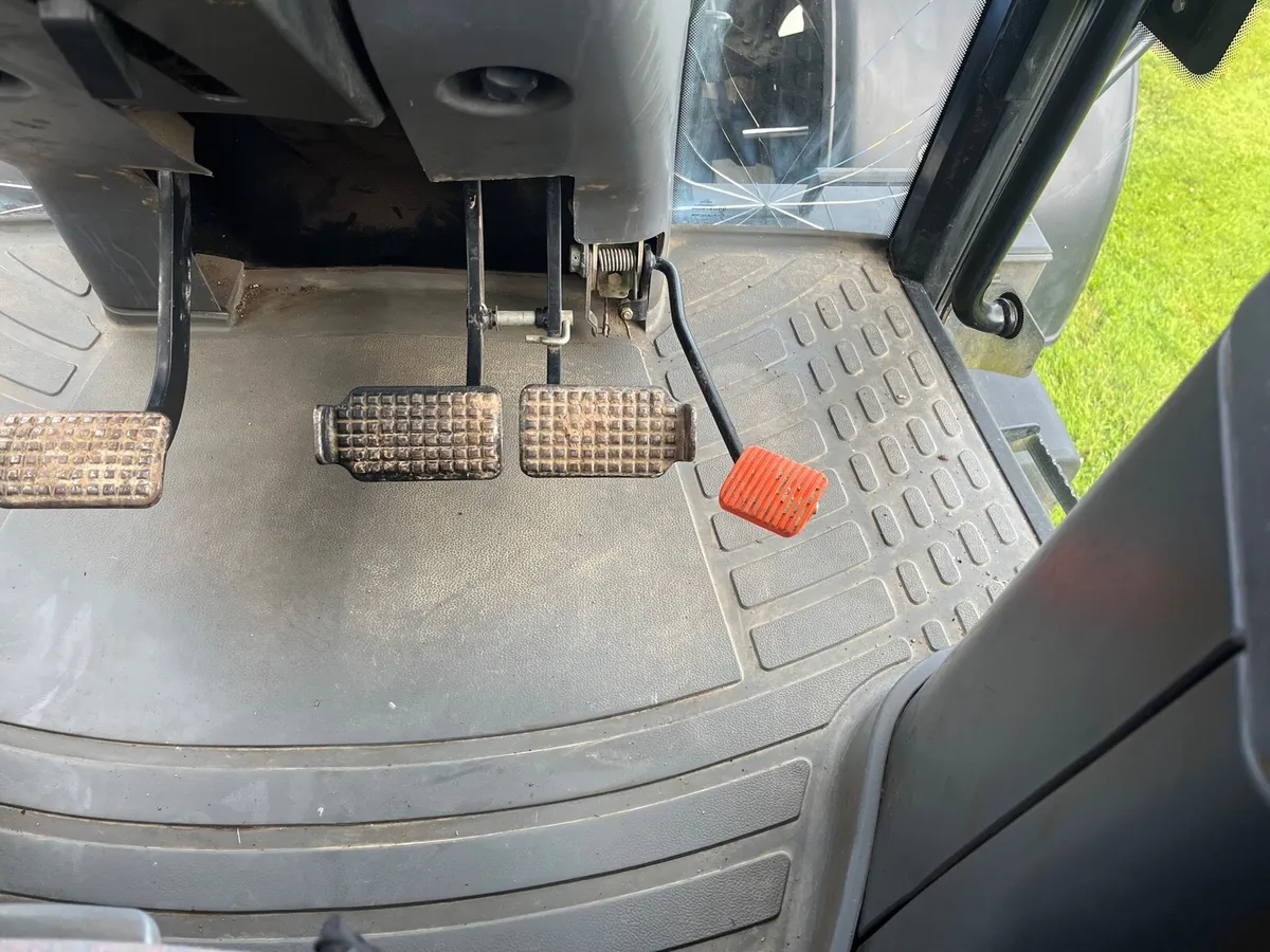 New Holland  TM 140 - Image 3