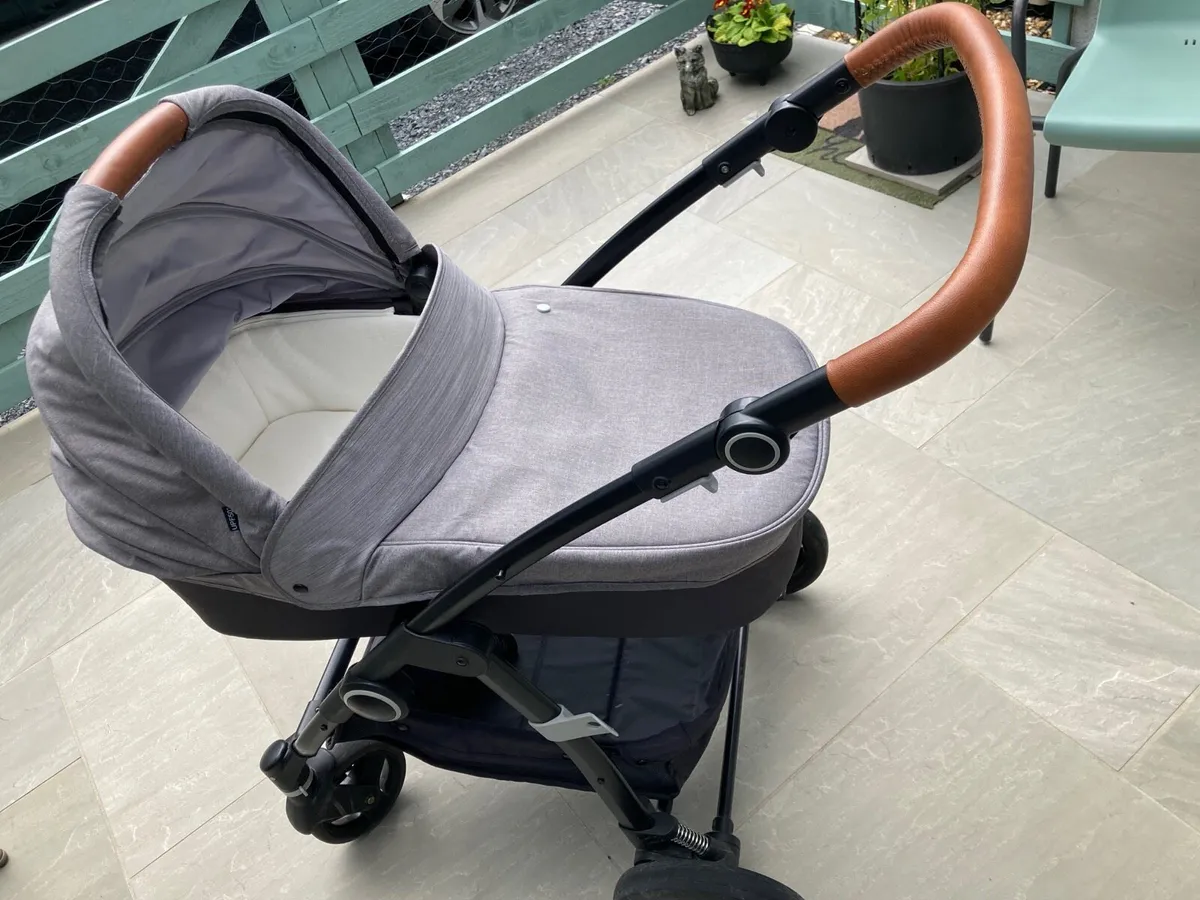 Push chair and carrycot - Image 1