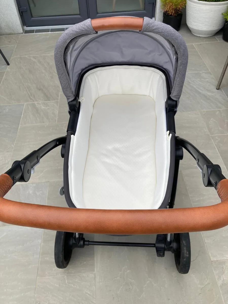 Push chair and carrycot - Image 2