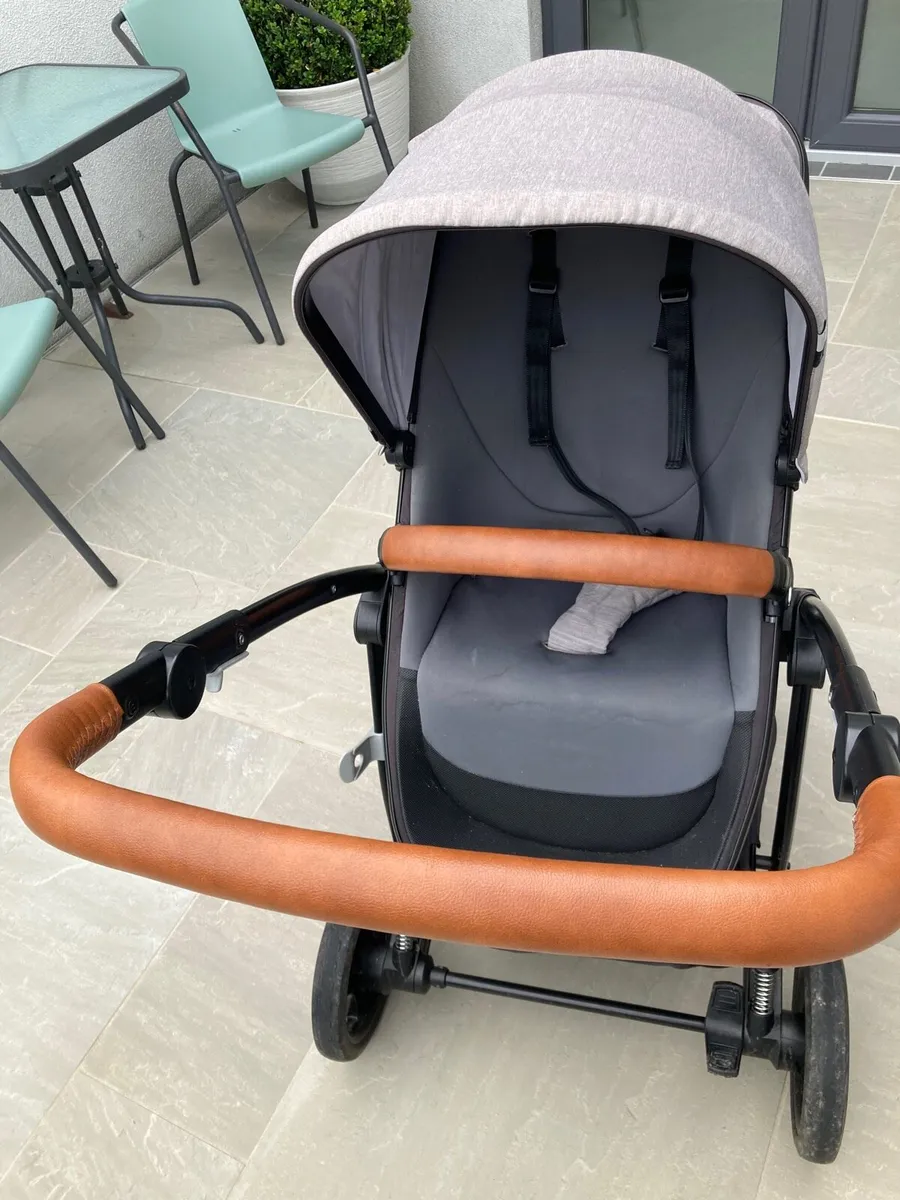 Push chair and carrycot - Image 3