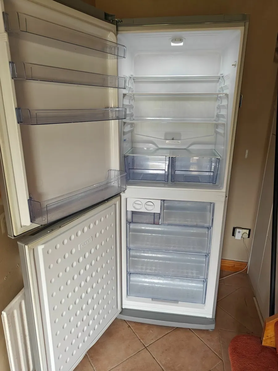 Fridge Freezer 70cm Beko CFL7914 - Image 3