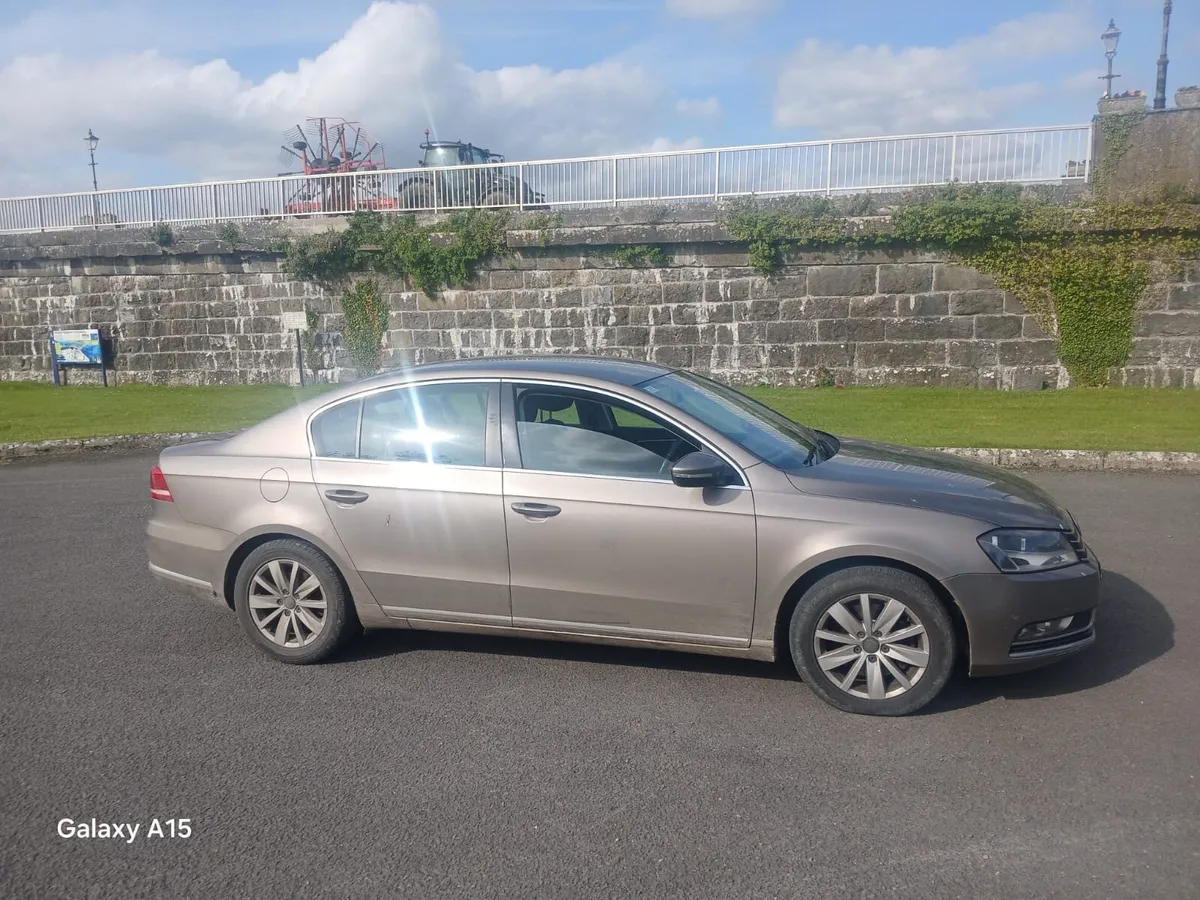 2011 vw Passat - Image 2