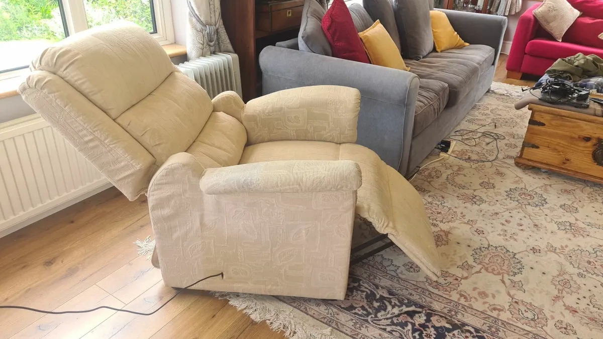 Electric riser recliner chair - Image 3