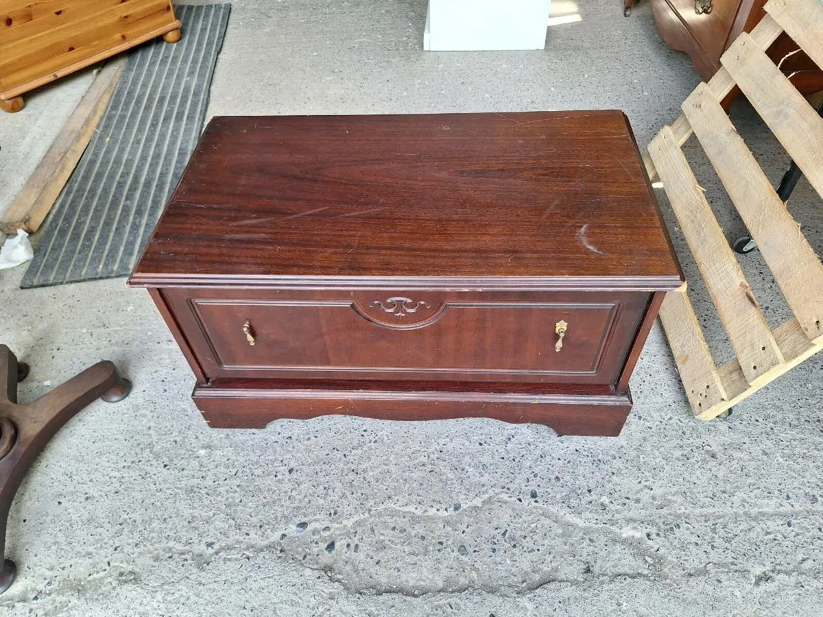 Vintage blanket box/TV stand? (DELIVERY) - Image 1