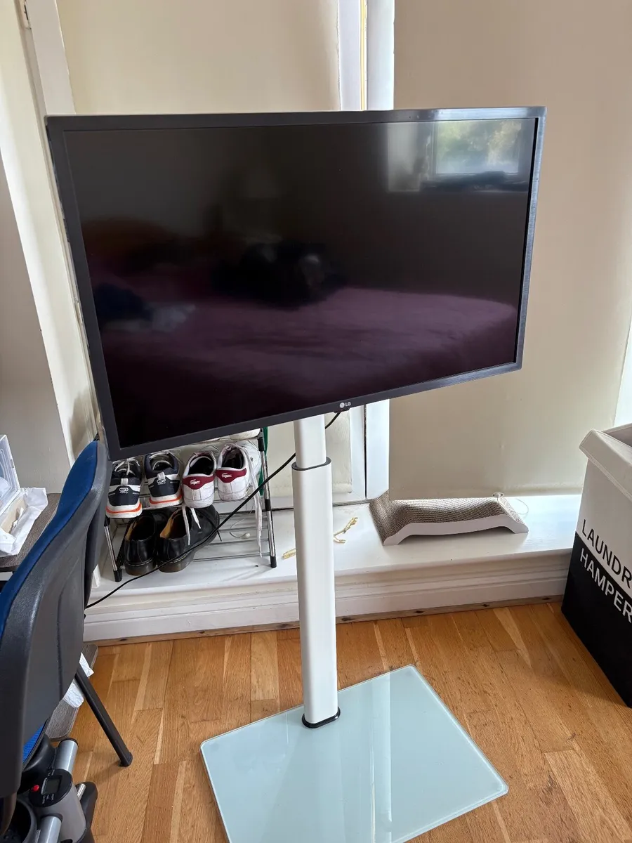 LG LED LQ6300 32" FHD Smart TV 2022 - Image 1