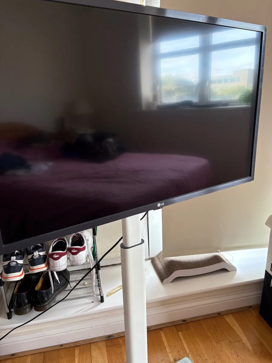 LG LED LQ6300 32" FHD Smart TV 2022 - Image 3