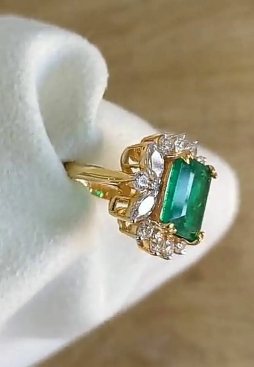 Beautiful Emerald Ring - Image 2