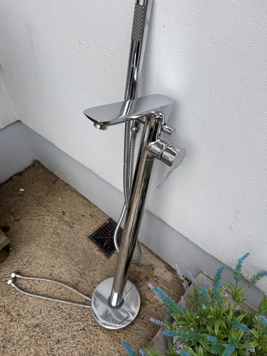 Slipper bath & taps - Image 2