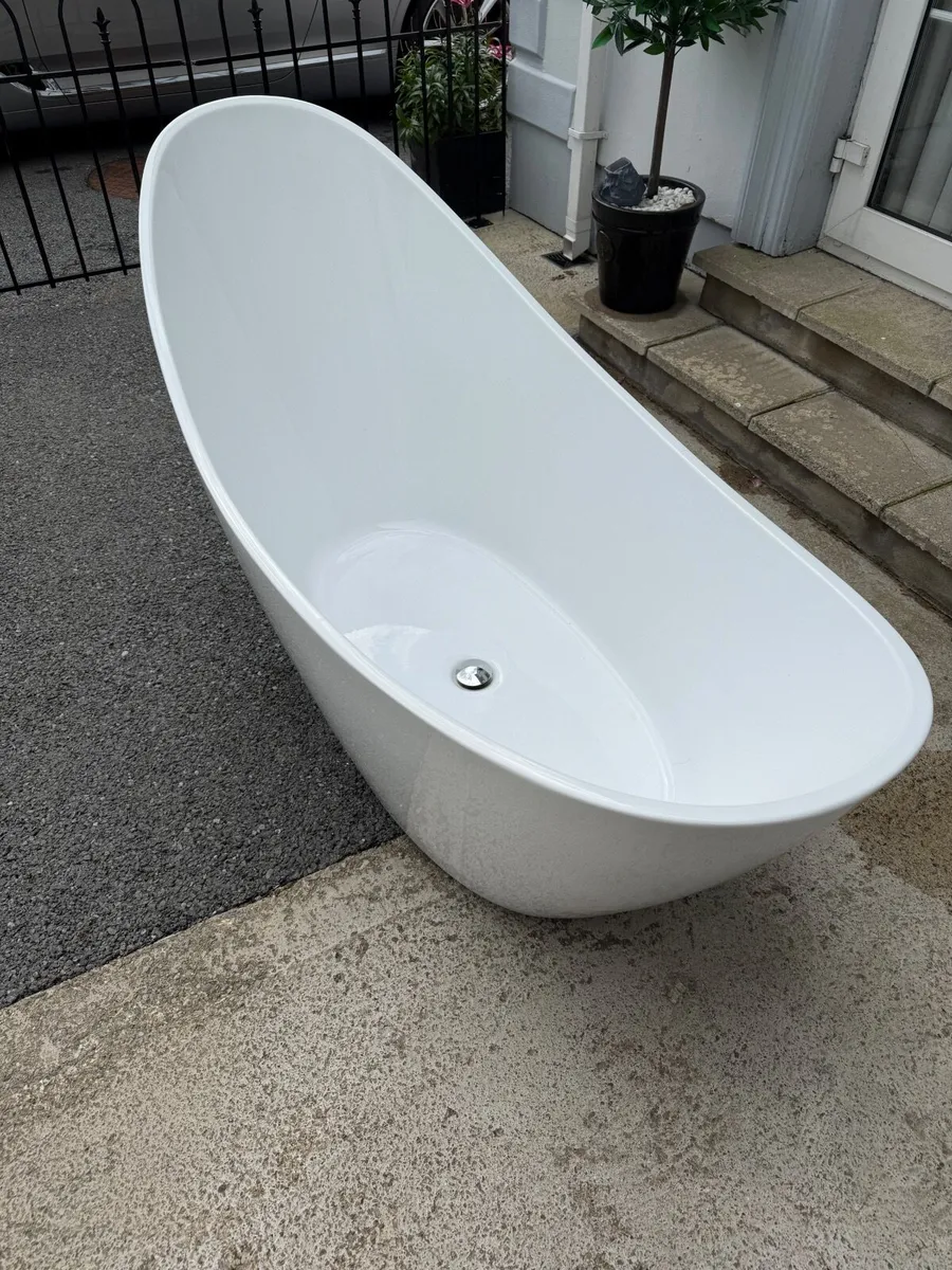 Slipper bath & taps - Image 3