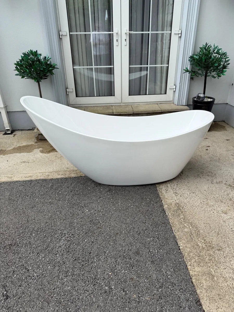 Slipper bath & taps - Image 1