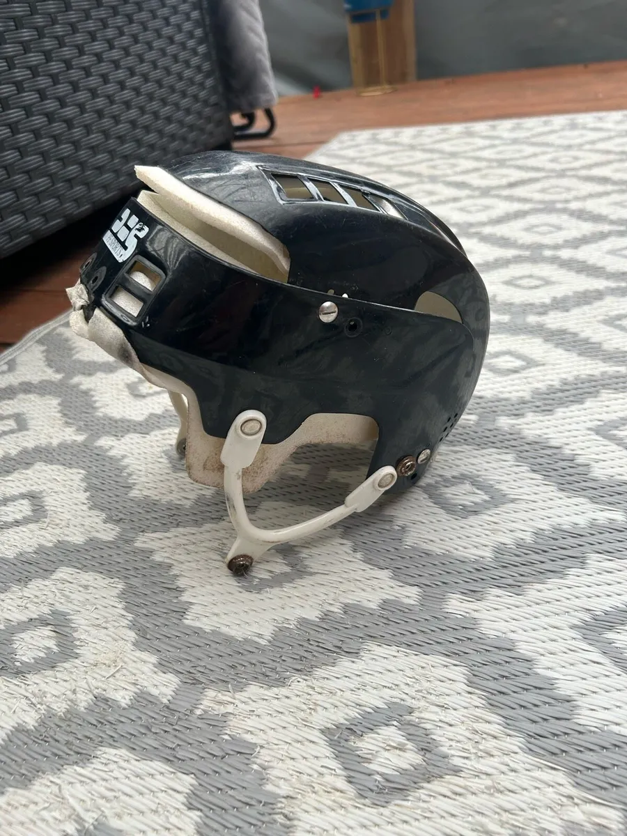 Hurling helmet - Image 1