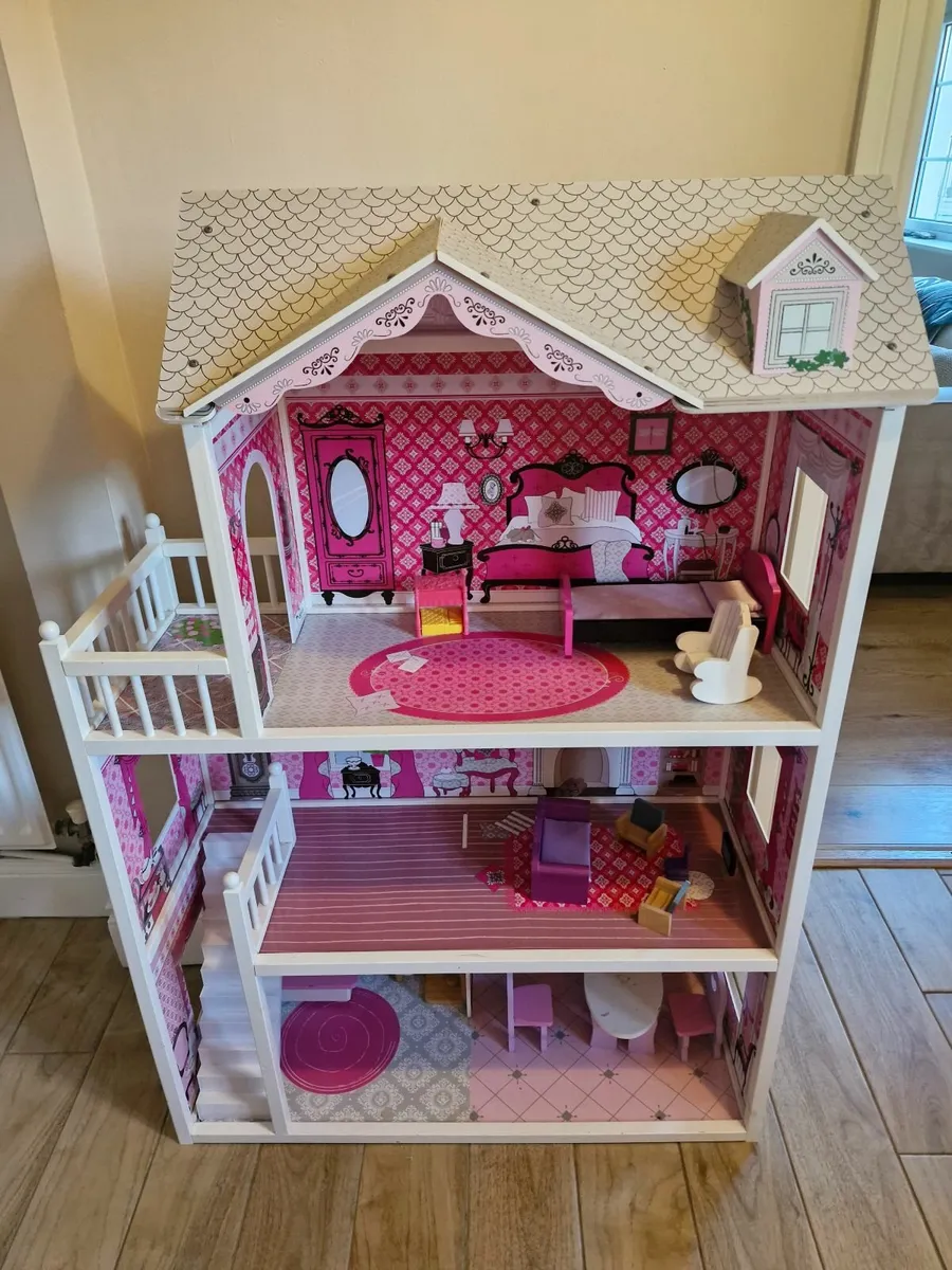 Beautiful dolls house - Image 1