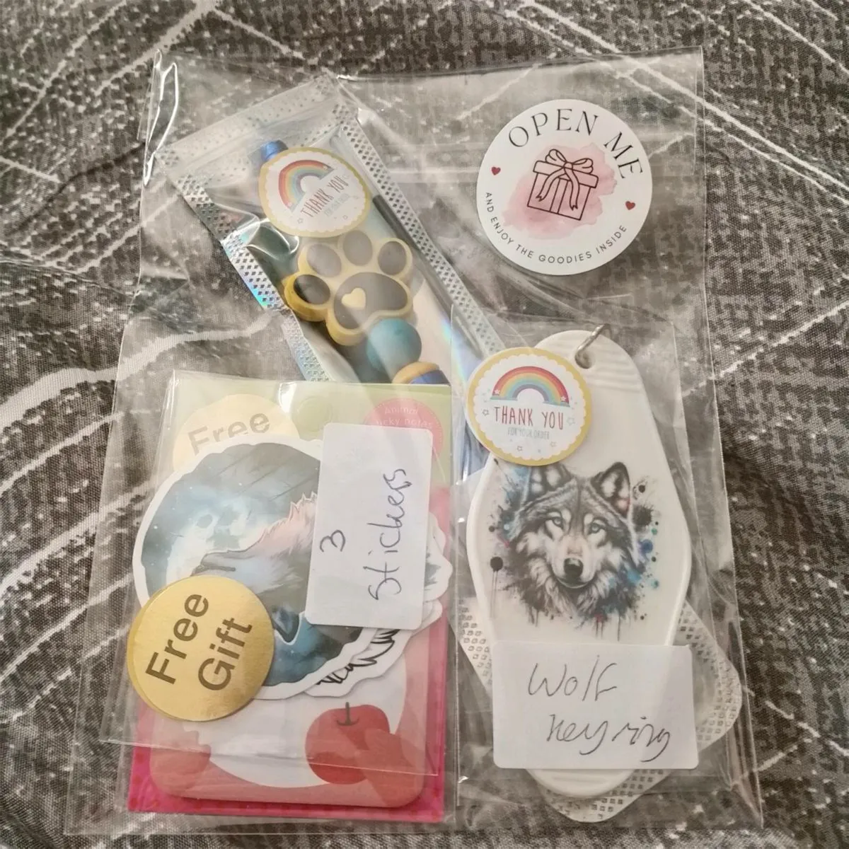 Wolf keyring and pen set - Image 2