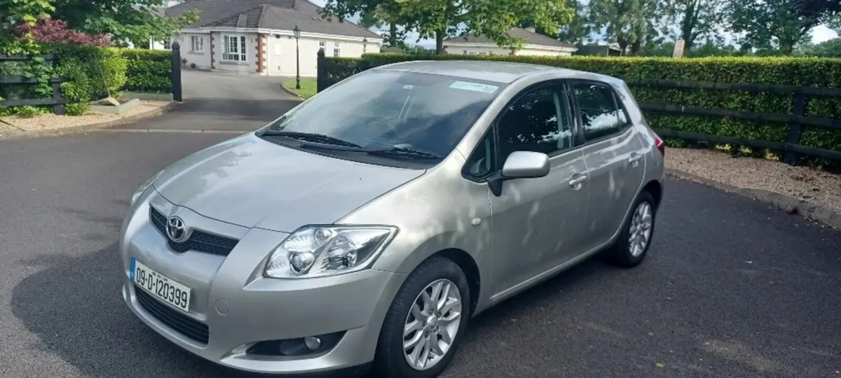 Toyota Auris 2009 - Image 2