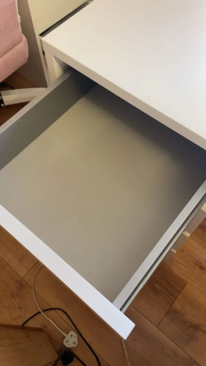White desk need gone ASAP - Image 2