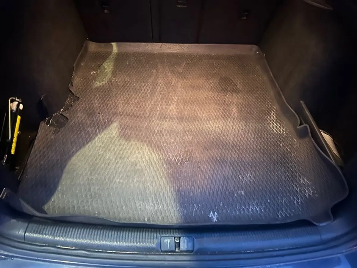 2011 Volkswagen Passat - Image 2