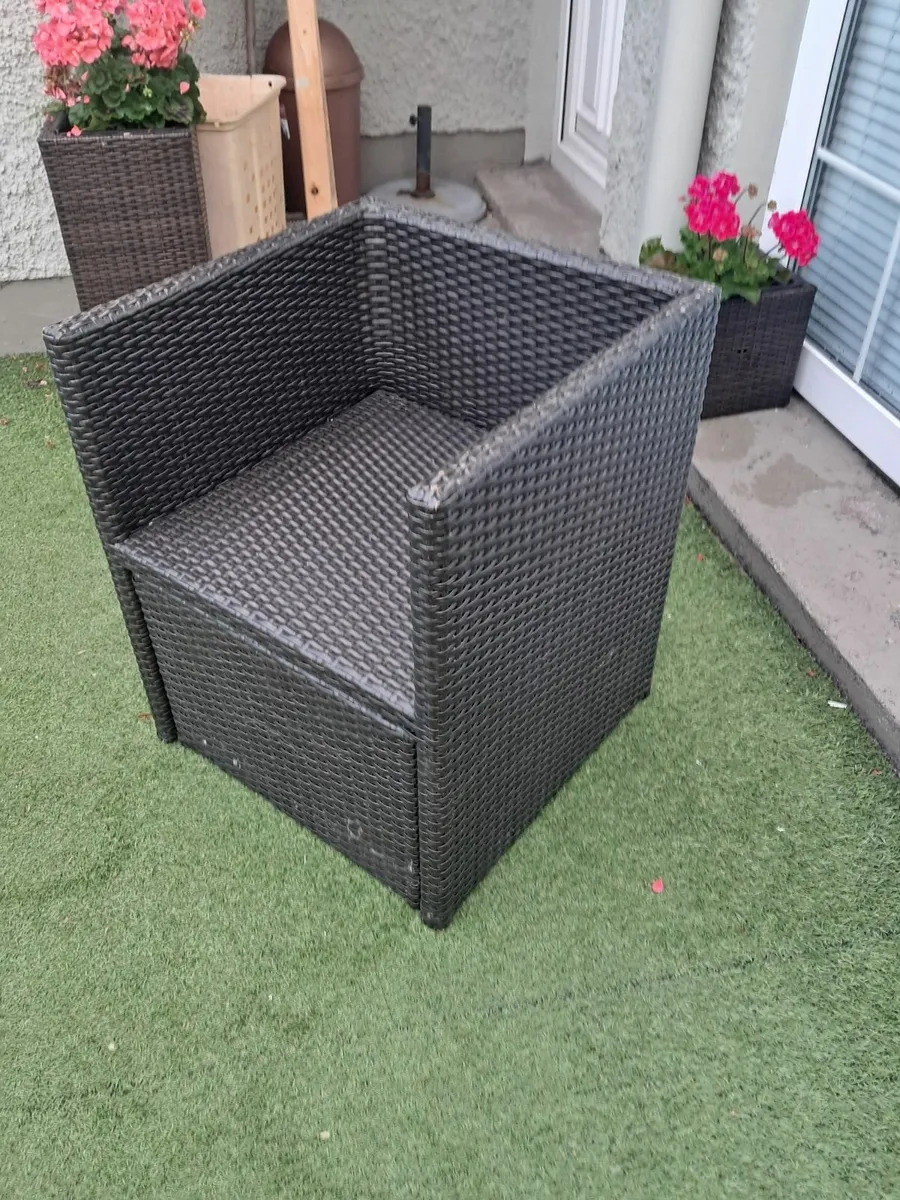 Garden furniture. Cube set. 8 chairs and glass tab - Image 1