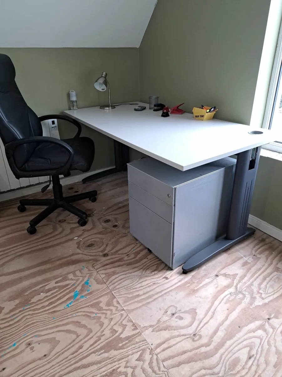 Desks - Image 3