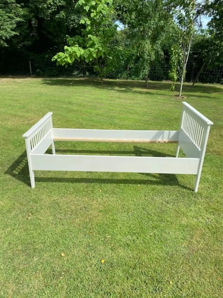 CHILDS SINGLE BED. - Image 1