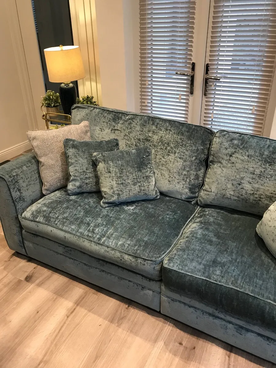 Fantastic Sky blue velvet suite - Image 3