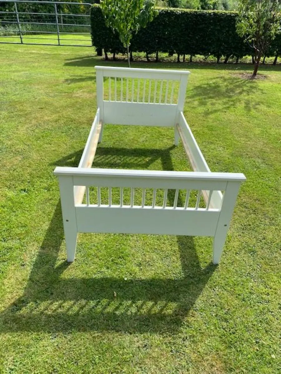 CHILDS SINGLE BED. - Image 2
